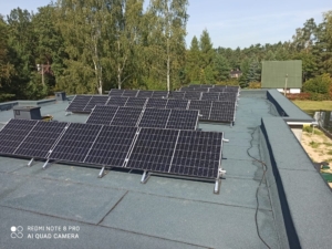 pokrycie dachu panelami słonecznymi